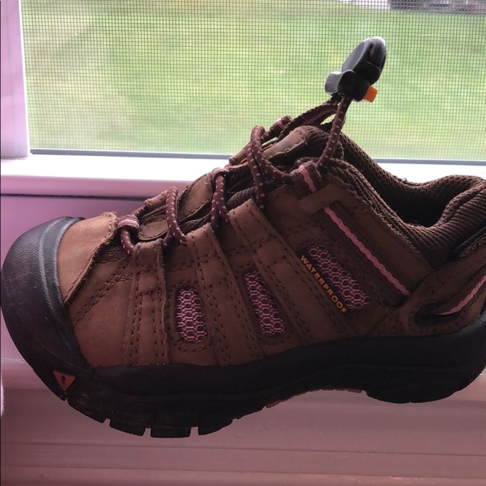 Size 7-8 unisex KEEN waterproof hiking shoes